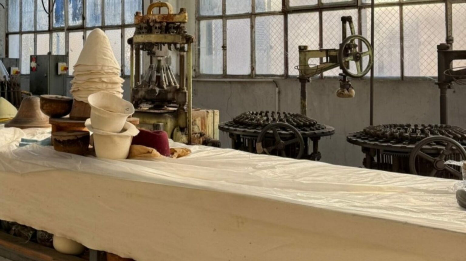 seree-roch-carré-soie-fabrication-francaise-bijou-capeline-bandeau-jonc-bague-jphenric-artiste